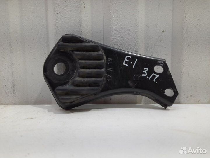 Кронштейн задней балки (правый) Mercedes E-Class