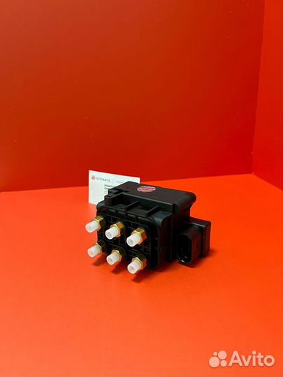 Блок клапанов пневмоподвески туарег 7L0698014