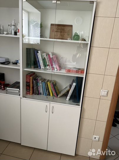 Стеллаж белый,стеклынные дверца