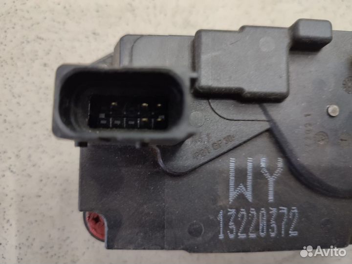 Замок задней правой двери на Opel Astra H Zafira B