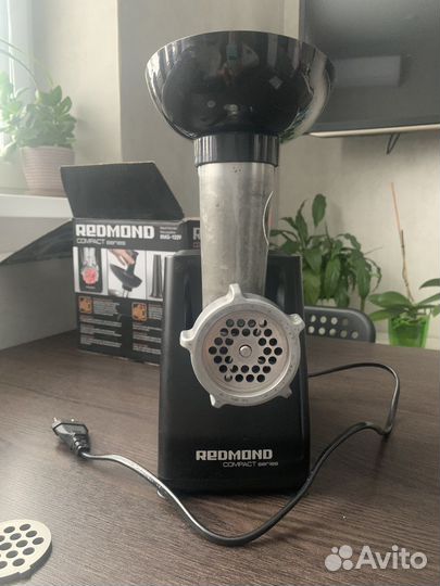 Электромясорубка бу redmond