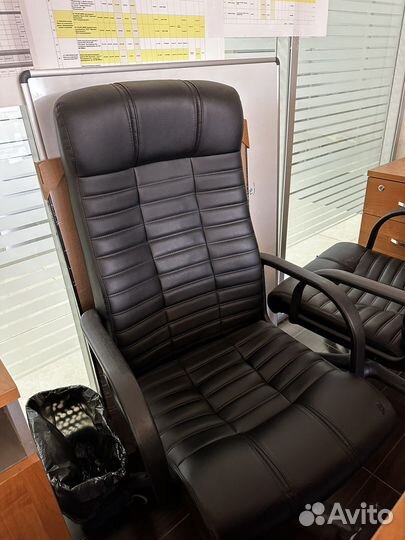 Офисное кожаное кресло