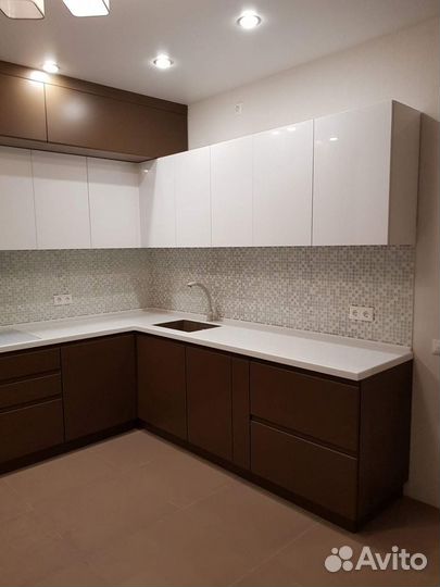 Кухня под потолок со встроенным холодильником