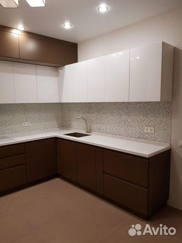 Кухня под потолок со встроенным холодильником