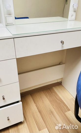 Туалетный столик с зеркалом и подсветкой