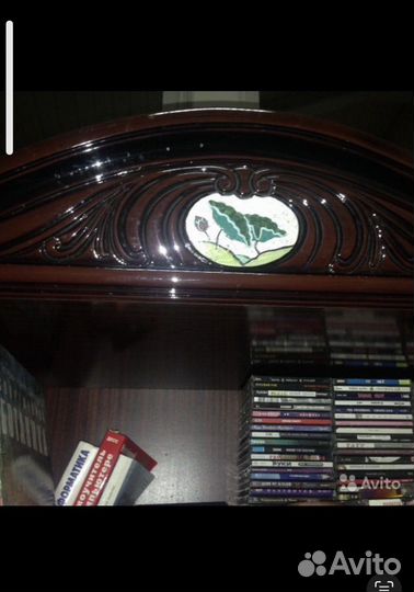 Стенка остекленная для посуды и книг