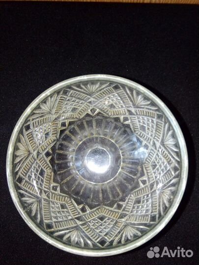 Старинные вазы на ножке