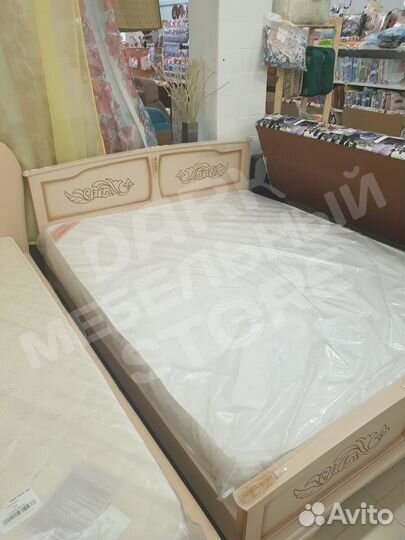 Кровать массив