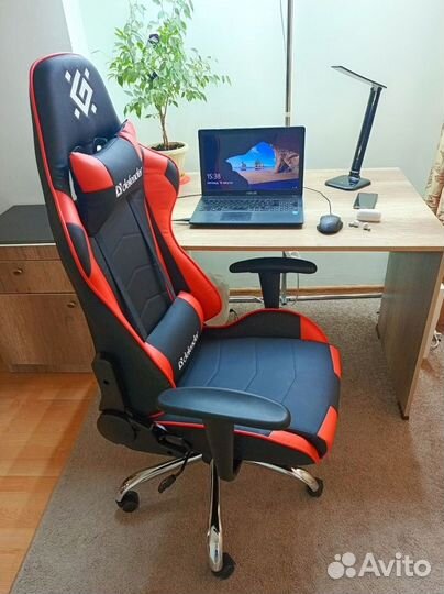 Игровое кресло черный и красный гладкий Defender д