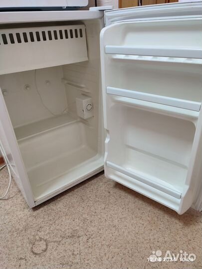 Холодильник б/у маленький, мини-бар
