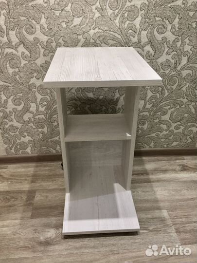 Столик на колëсиках