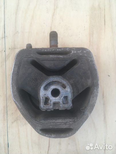 Подушка кронштейна на Пассат В5