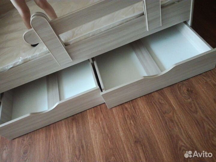 Детская кровать с матрасом и съёмным бортом