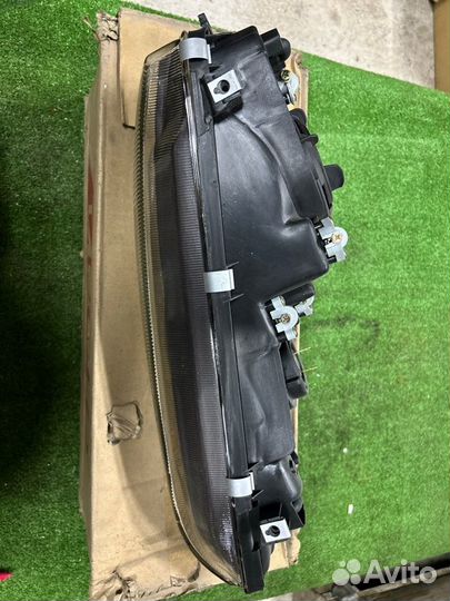 Фара передняя правая Mitsubishi Galant E5