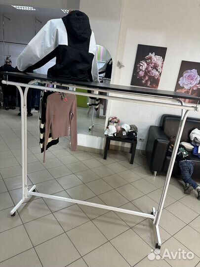 Вешалка напольная на колесах
