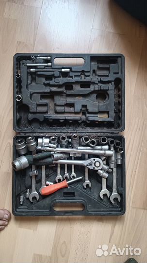 Набор инструментов для авто в чемодане