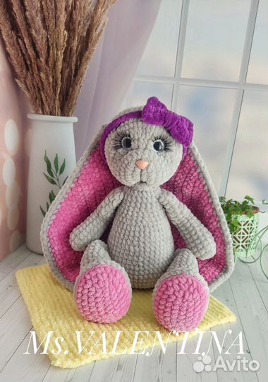 Большой плюшевый заяц