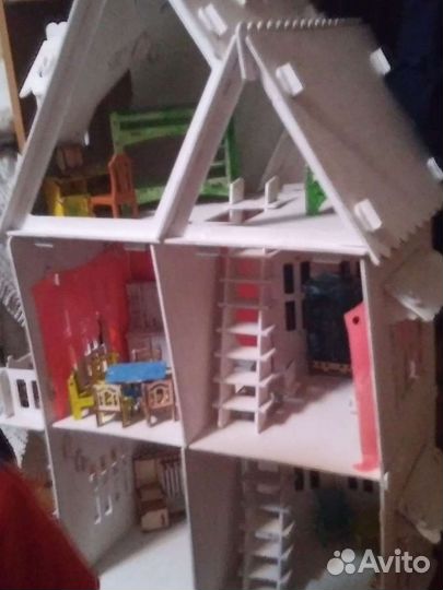 Кукольный домик с мебелью