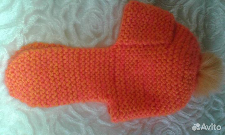 Вязаная оранжевая шапка шлем с помпоном