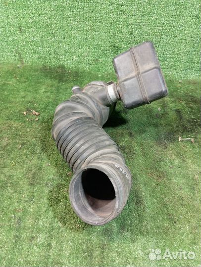 Патрубок воздушного фильтра Mitsubishi Carisma