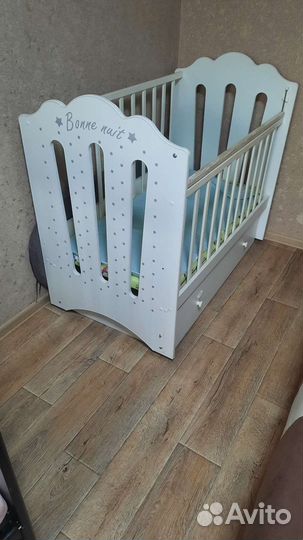 Детская кроватка с маятником и ящиком