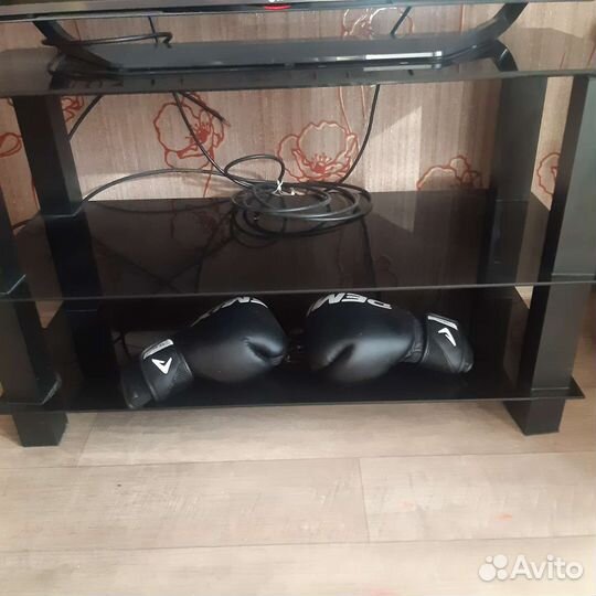 Стеклянная тумба под тв