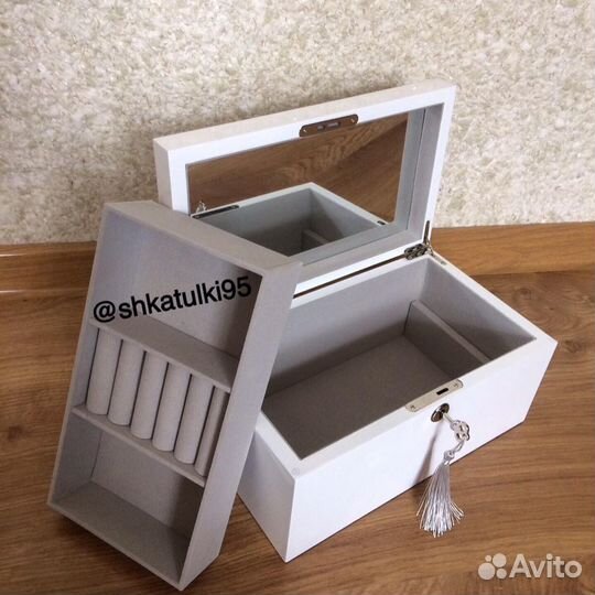 Лаковая деревянная шкатулка