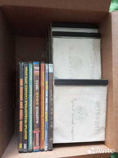 Пустые коробки Xbox360 и полиграфия