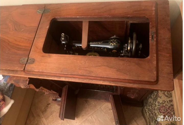 Швейная машинка Singer с родной дубовой тумбой