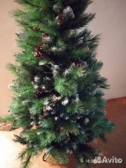 Елка искусственная пушистая с шишками и подставкой