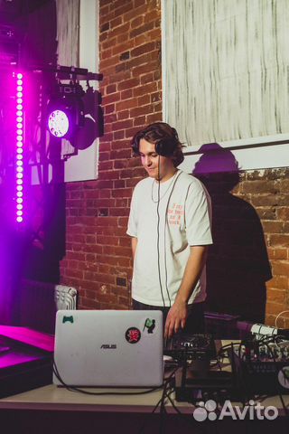Диджей с оборудованием