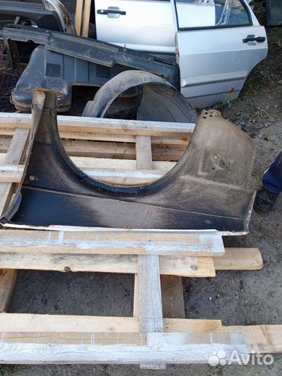 Переднее правое крыло Джетта Гольф2 1987г