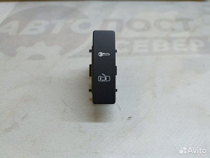 Кнопка центрального замка Volkswagen Touareg 7L