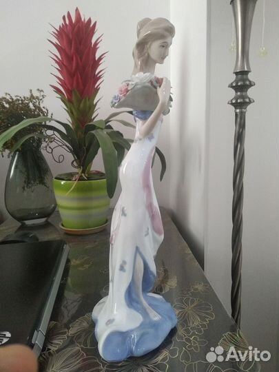 Статуэтка фарфор