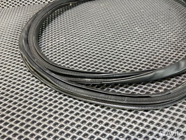 Уплотнитель дверного проема прав. перед. Cadillac