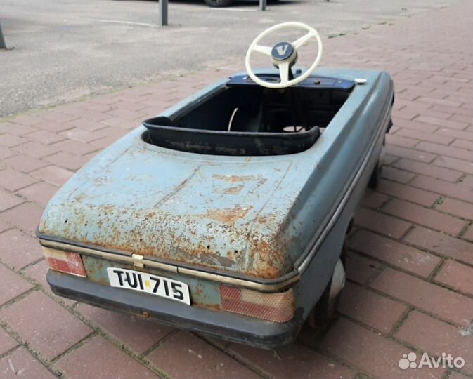 Детский педальный автомобиль.Ретро