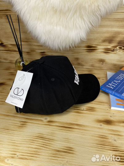 Кепка valentino