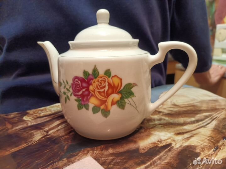 Посуда разная: бокал,чайник, вазочки,тарелки