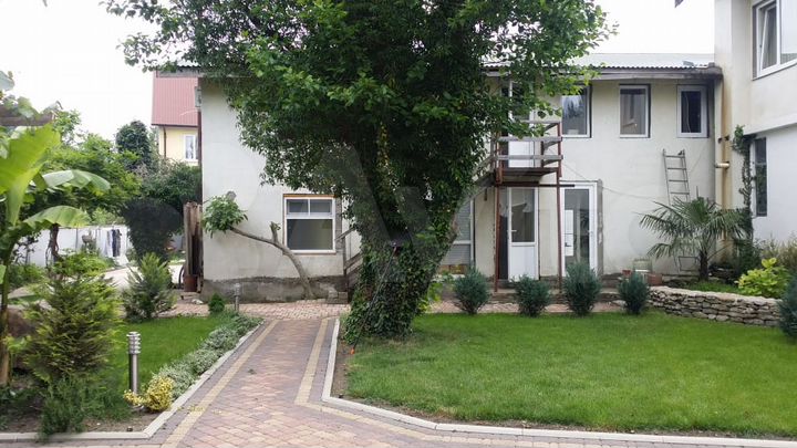 Комната 40 м² в 2-к., 1/2 эт.