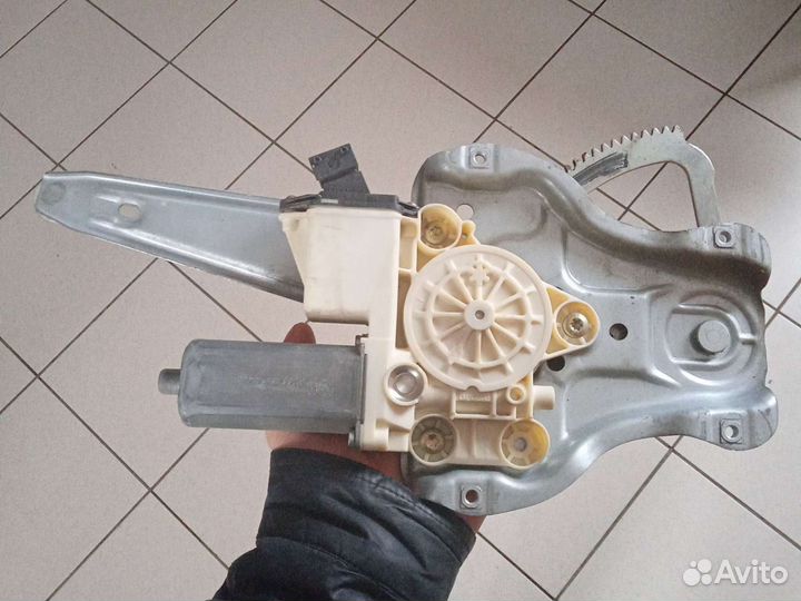 Подъемный механизм двери