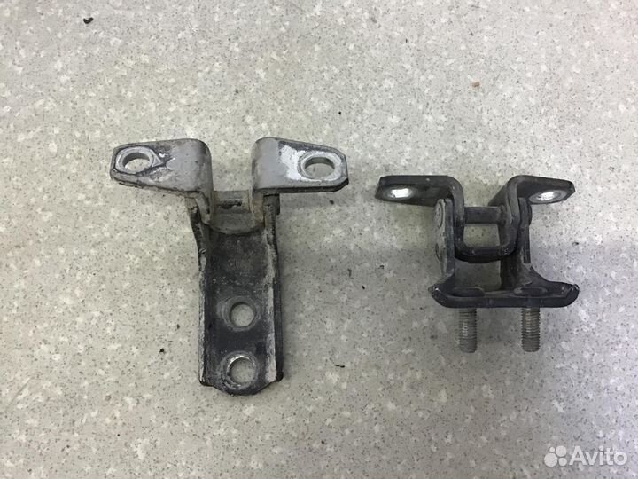 Петля двери задней правой верхняя Mitsubishi Lance