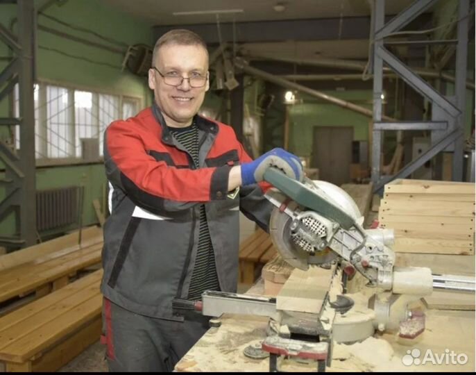 Плотник строитель из дерева