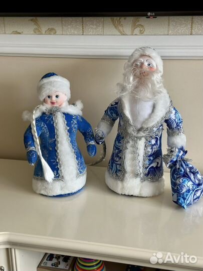 Дед мороз и снегурочка под елку