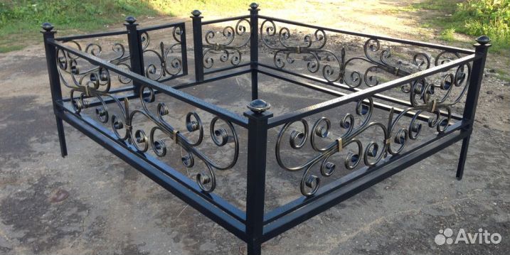 Ограды на кладбище.Кресты кованые.Лавочки,столики