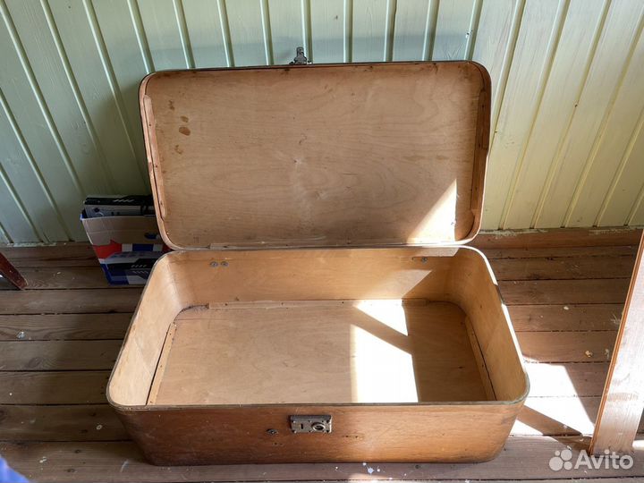 Старинный деревянный чемодан