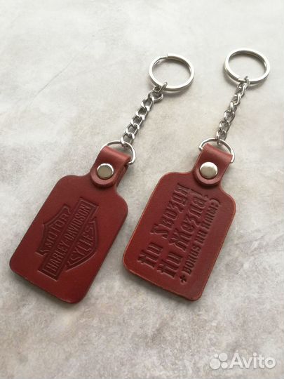 Брелок-оберег с логотипом авто. Новый. Кожа
