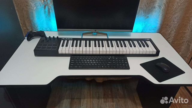 Игровой стол с подсветкой, геймерский, Gladiator