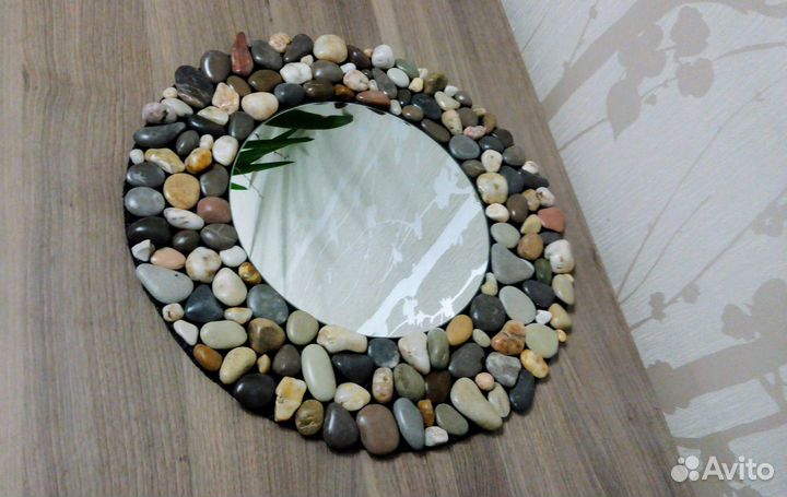 Зеркало в раме из гальки