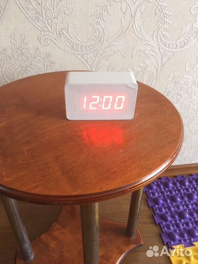 Часы настольные с термометром и будильниками