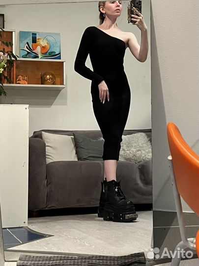 Черное платье на одно плечо